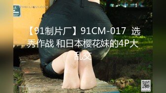 01年嫩B小太妹专心玩手机 小哥专心玩她BB